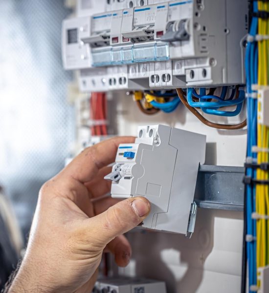 male-electrician-works-switchboard-with-electrical-connecting-cable_169016-16570 copia